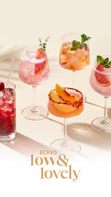 Acht unterschiedlich dekorierte Cocktails in verschiedenen Gläsern auf einem 