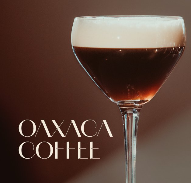 Glas mit dunklem ECKES Oaxaca Coffee Cocktail, gekrönt von einer hellen Schaumkrone.