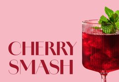 Ein erfrischender Cocktail mit einer tiefroten Farbe, garniert mit frischen Minzblättern in einem eleganten Glas.