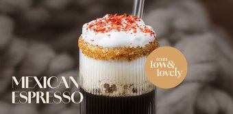 Der mexikanische Espresso präsentiert sich in einem eleganten Glas, gekrönt von einer fluffigen Sahnehaube.