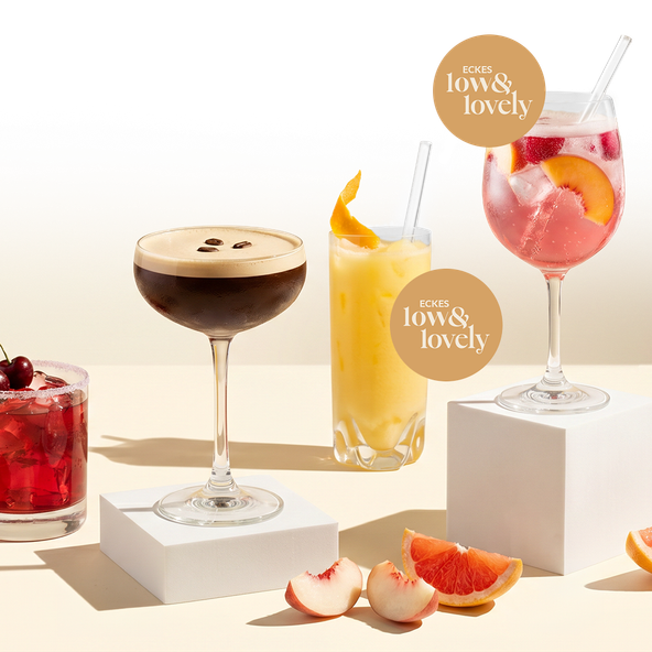 Vier Cocktails in unterschiedlichen Gläsern mit Fruchtgarnituren. Zwei Drinks  sind mit dem Störer „ECKES Low & Lovely“ als Low Alcohol Cocktails gekennzeichnet.