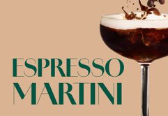 Ein köstlicher Espresso Martini mit einer cremigen Oberseite, während Kaffeebohnen in die Luft fliegen und das Getränk akzentuieren.