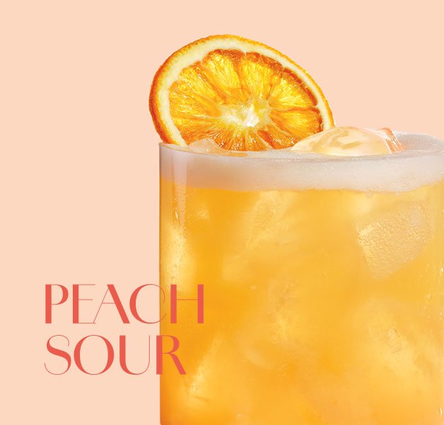 Säuerlicher Peach Sour Cocktail mit ECKES Weißer Pfirsich Likör, Zitronen- und Orangensaft, serviert auf Eis und garniert mit einer frischen Orangenscheibe.