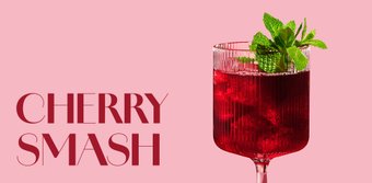 Ein erfrischender Cocktail mit einer tiefroten Farbe, garniert mit frischen Minzblättern in einem eleganten Glas.