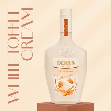 Eine Flasche Eckes White Toffee Cream steht auf einem braunen Podest vor einem sanften, hellen Hintergrund.
