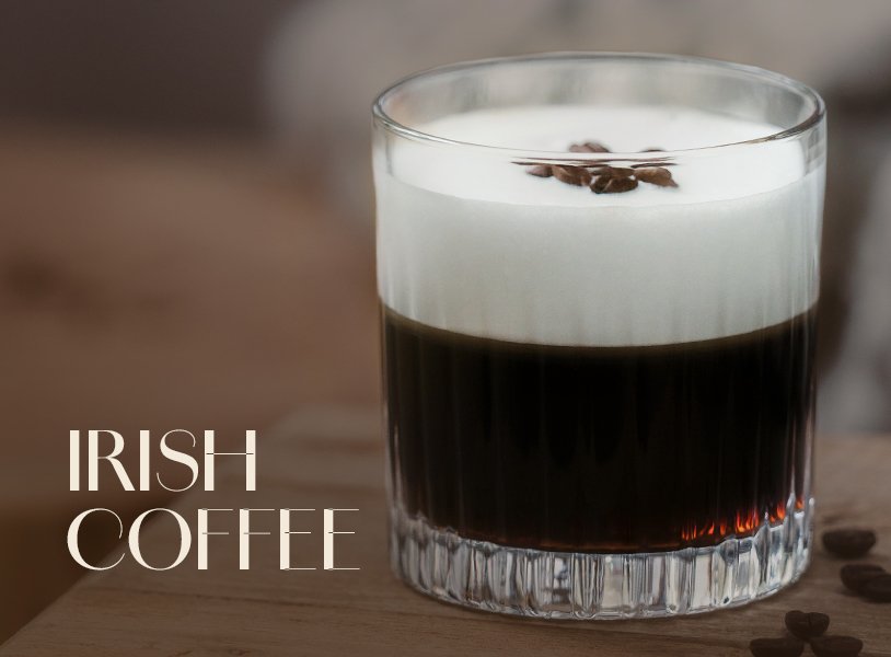 Tumbler-Glas mit irischem Kaffee, gekrönt von einer dicken Schaumkrone und drei Kaffeebohnen.