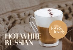 Ein elegantes Glas mit einem heißen White Russian, gekrönt von einer cremigen Schicht und einem Hauch von Kakaopulver.