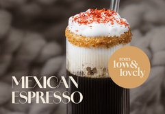 Der mexikanische Espresso präsentiert sich in einem eleganten Glas, gekrönt von einer fluffigen Sahnehaube.