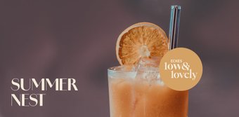 Ein erfrischendes Getränk mit Eiswürfeln und einer getrockneten Orangenscheibe, serviert in einem eleganten Glas.