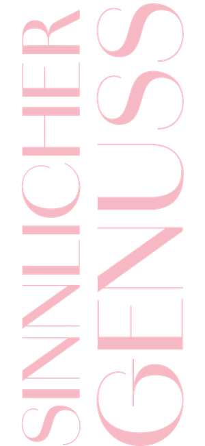 Der vertikale Schriftzug 'Sinnlicher Genuss' in sanften Rosa-Tönen strahlt eine einladende und sinnliche Atmosphäre aus.