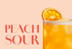 Ein erfrischendes Getränk in einem hohen Glas, gefüllt mit Eis und einer leuchtend orangefarbenen Flüssigkeit.