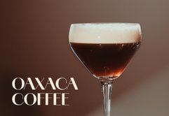 Ein elegantes Glas mit Oaxaca-Kaffee, das eine schaumige Schicht auf der dunklen Flüssigkeit zeigt.
