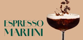 Ein köstlicher Espresso Martini mit einer cremigen Oberseite, während Kaffeebohnen in die Luft fliegen und das Getränk akzentuieren.