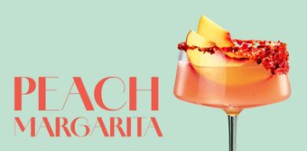 Ein erfrischender Pfirsich-Margarita in einem eleganten Glas, garniert mit frischen Pfirsichscheiben und buntem Zuckerrand.