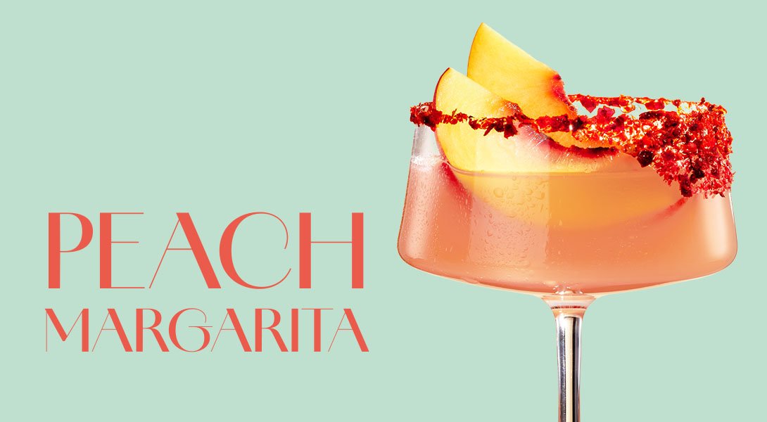 Fruchtige Peach Margarita mit ECKES Weißer Pfirsich Likör, Silver Tequila, Limettensaft und Crushed Ice, serviert in einer Cocktailschale mit Chili-Salzrand und garniert mit frischen Pfirsichscheiben.
