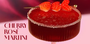 Ein eleganter Cherry Rosé Martini in einem stilvollen Glas, garniert mit frischen Erdbeeren auf einem Cocktailspieß.