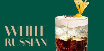 Ein eleganter White Russian Cocktail in einem Glas mit Eis, garniert mit Sahne und einer gelben Frucht.