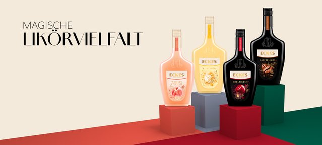 Die Flaschen zeigen verschiedene Geschmacksrichtungen: Pfirsich, Eierlikör, Edelkirsche und Kaffee, elegant präsentiert auf Podesten.