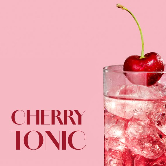Roter Cocktail mit Eiswürfeln und Kirsche in einem Tumblerglas vor  rosafarbenem Hintergrund. Links steht der Schriftzug „Cherry Tonic“.