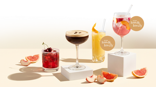 Vier Cocktails in unterschiedlichen Gläsern mit Fruchtgarnituren. Zwei Drinks  sind mit dem Störer „ECKES Low & Lovely“ als Low Alcohol Cocktails gekennzeichnet.