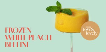 Ein erfrischender gefrorener Bellini in einem eleganten Glas, garniert mit frischer Minze auf einem sanften, pastellgrünen Hintergrund.