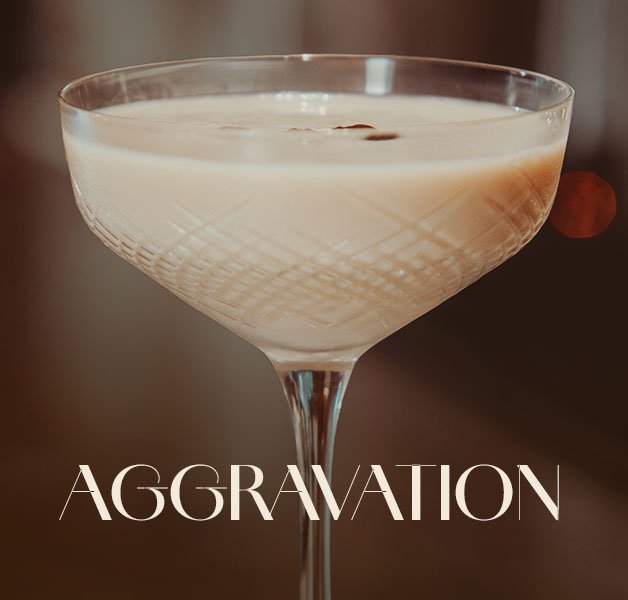 Coupette-Glas mit cremigem, hellbraunem ECKES Aggravation Cocktail, garniert mit drei Kaffeebohnen.