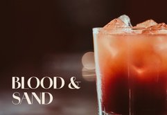 Der Cocktail 'Blood and Sand' in einem hohen Glas, gefüllt mit Eis und einer ansprechenden rot-braunen Farbe.