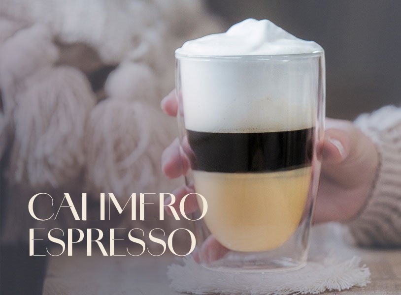 Glas mit ECKES Cherry Tonic Cocktail, garniert mit einer Kirsche und einem Strohhalm, vor einem rosafarbenen Hintergrund