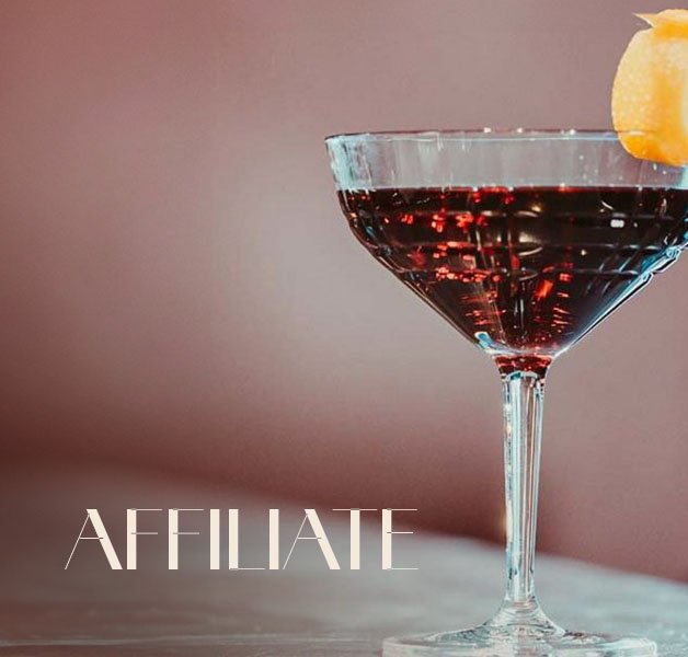 Glas mit ECKES Affiliate Cocktail, garniert mit einer Orangenscheibe