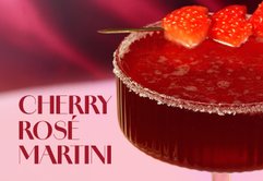 Ein eleganter Cherry Rosé Martini in einem stilvollen Glas, garniert mit frischen Erdbeeren auf einem Cocktailspieß.