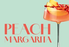 Ein erfrischender Pfirsich-Margarita in einem eleganten Glas, garniert mit frischen Pfirsichscheiben und buntem Zuckerrand.