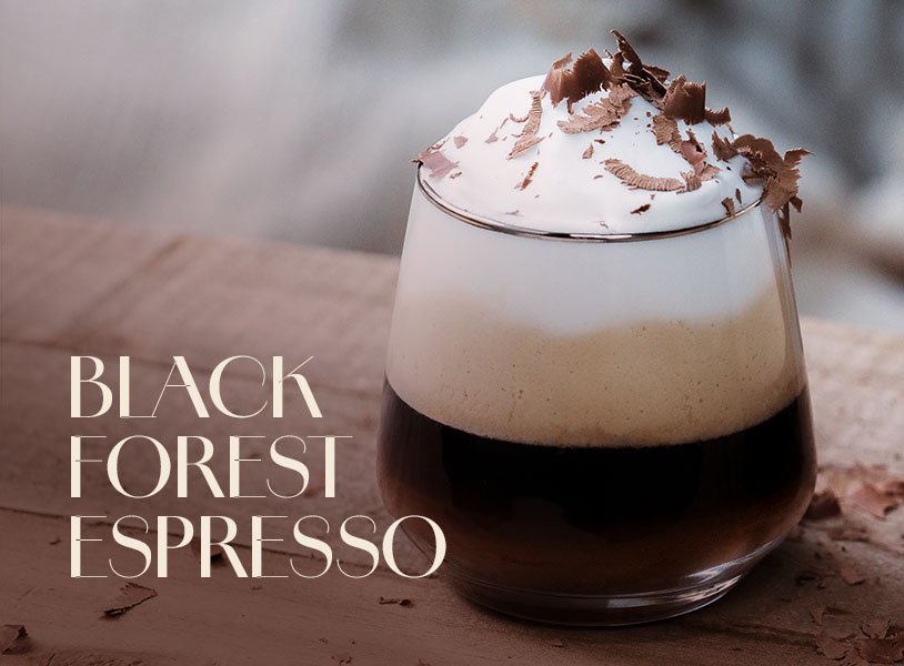 Glas mit ECKES Black Forrest Cocktail, garniert mit Sahne