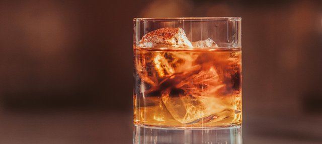 Glas mit ECKES Bartenders Root Beer Cocktail auf einer glänzenden Oberfläche